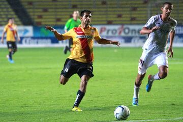 16 años, 2 meses y 0 días. Debutó con Monarcas Morelia.