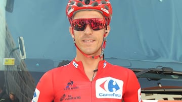 Rubén Fernández posa con el maillot amarillo de líder durante la Vuelta a España 2016.