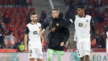 Los jugadores del Valencia lamentan su derrota el partido de Liga entre el Real Mallorca y Valencia que se disputa, esta tarde, en el estadio de Son Moix.