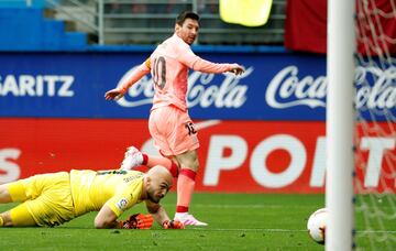 El jugador del Barcelona Messi marca el 1-2 al Eibar. 