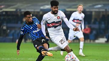 Atalanta's Ivorian forward Amad Diallo (L) shoots on goal despite Midtjylland's Canadian defender Manjrekar James during the UEFA Champions League Group D football match Atalanta vs Midtjylland on December 1, 2020 at the Azzurri d'Italia st