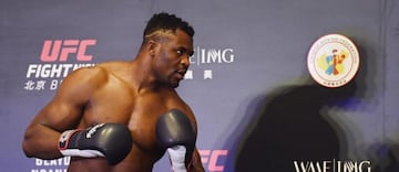 Ngannou durante un entrenamiento público previo al UFC Fight Night Beijing (2018).