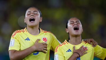 AMDEP6942. CALI (COLOMBIA), 11/09/2024.- Jugadoras de Colombia cantan el himno nacional este miércoles, en un partido de los octavos de final de la Copa Mundial Femenina sub-20 entre las selecciones de Colombia y Corea del Sur en el estadio Pascual Guerrero en Cali (Colombia). EFE/ Ernesto Guzmán Jr.