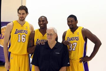 Ron Artest, junto a Pau Gasol, Kobe Bryant y Phil Jackson durante un Media Day con los Lakers