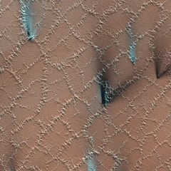 Detectan extraños polígonos subterráneos en Marte