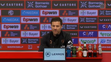 El momento en el que Xabi Alonso visiblemente emocionado anuncia que deja el Bayer Leverkusen