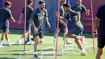 Leo Messi y Luis Su&aacute;rez se ejercitan en la Ciutat Esportiva del Barcelona. Ambos son las grandes esperanzas del equipo blaugrana esta noche.