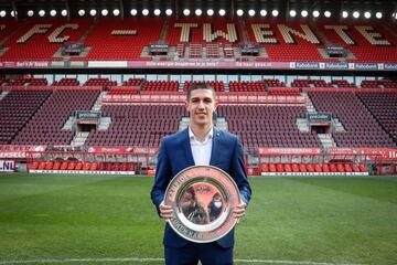 Aitor Cantalapiedra, con el título de la Segunda División neerlandesa.