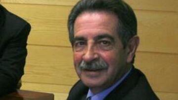 Revilla: 'Por lo que simboliza,
Mou debe cuidar la imagen'