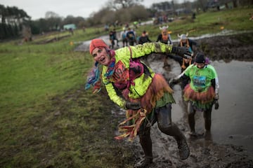 Tough Guy es una prueba extrema en la que los corredores deben superar todo tipo de obstáculos como brasas ardientes, piscinas de lodo, barrizales cubiertos de alambradas, muros y túneles claustrofóbicos.

