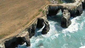 Imagen aérea de la Playa de las Catedrales con la marea alta.