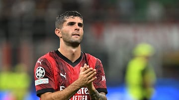 Soccer Football - Champions League - Group F - AC Milan v Newcastle United - San Siro, Milan, Italy - September 19, 2023 AC Milan's Christian Pulisic applauds fans after the match REUTERS/Daniele Mascolo