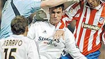 <b>AMENAZA AÉREA.</b> Iker y los defensas estarán a prueba.