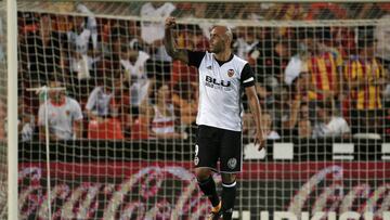 GRA470. VALENCIA, 18/08/2017.- El delantero italiano del Valencia CF, Simone Zaza, celebra su gol, primero de su equipo frente a la UD Las Palmas, durante el partido de la primera jornada de Liga de Primera Divisi&oacute;n que se juega esta noche en el estadio de Mestalla, en Valencia. EFE/Manuel Bruque