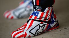 El piloto frances Romain Grosjean luce una decoración muy americana en su calzado.