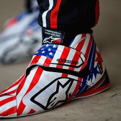 El piloto frances Romain Grosjean luce una decoración muy americana en su calzado.