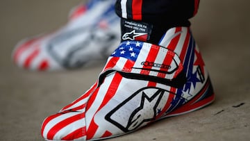 El piloto frances Romain Grosjean luce una decoración muy americana en su calzado.
