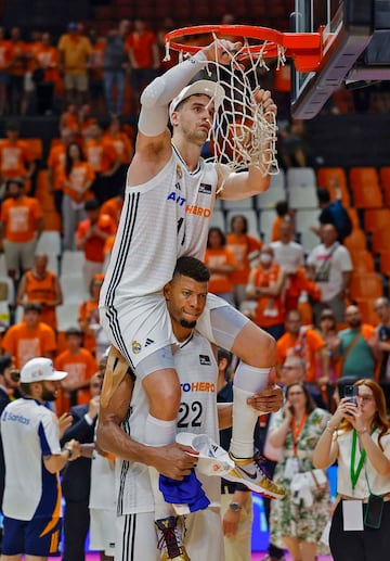 El Real Madrid campen de Liga. En la imagen, Mario Hezonja y Walter Tavares.