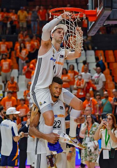 El Real Madrid campeón de Liga. En la imagen, Mario Hezonja y Walter Tavares.