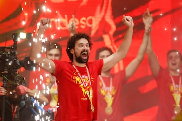 La última medalla de Llull llegó en el Mundial de 2019, donde el menorquín entró en el club (hay otros 16 jugadores) de campeones del Mundo y de Europa. Acabó el campeonato con 10,5 puntos y 3,8 asistencias, pero sus mejores partidos fueron cuando la cosa se ponía caliente: 17 puntos en semifinales ante Australia y 15, en la final ante Argentina.