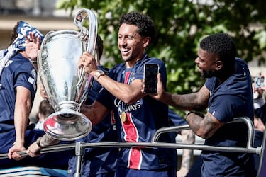Los parisinos celebran por todo lo alto la Champions del PSG. Cientos de personas esperan el autobús de su equipo para festejar con ellos su primera Champions League. Marquinhos con el trofeo.