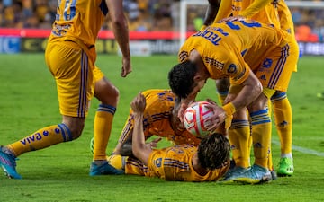 AME5375. MONTERREY (MÉXICO), 07/09/2022.- Jugadores de Tigres festejan una anotación ante Toluca hoy, durante un partido por la jornada 13 del Torneo Apertura 2022 de la Liga MX, en el estadio Universitario de la ciudad de Monterrey (México). EFE/Miguel Sierra
