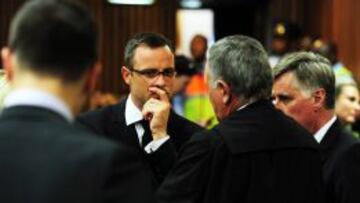 Pistorius habla con sus abogados durante el juicio.
