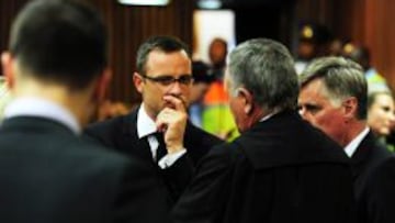 Pistorius habla con sus abogados durante el juicio.