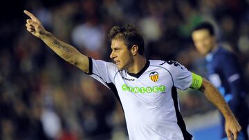 380 partidos con el Betis (de momento) y 158 con el Valencia en liga. Esta es su temporada número 13 en el Betis. Ganó la Copa del Rey en 2004-05. Con el Valencia disputó cinco temporadas. Marcó 18 goles y levantó la Copa del Rey 2007-08.