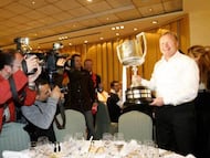 Ronald Koeman posa con la Copa del Rey que ganó en su etapa con el Valencia.