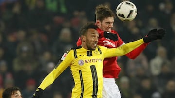 Stefan Bell y Pierre-Emerick Aubameyang durante el partido entre el Mainz 05 y el Borussia Dortmund.