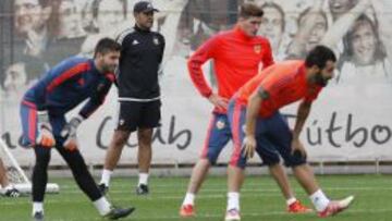 Nuno (al fondo) durante un entrenamiento del Valencia.