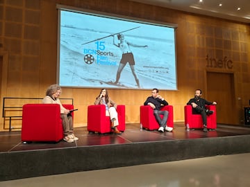 Nina Gramunt Fombuena, Mara Blasco, Nani Roma y Jorge Martnez, durante la mesa redonda en el INEFC.