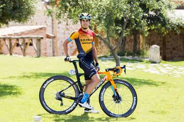 Como Pinot, otro que s車lo tiene un caj車n en una grande: tercero en el Giro de 2015. Se qued車 a un segundo de ser tercero en el Tour de 2017 y a ocho de la misma plaza en el Giro de 2019. La crono penaliza su rendimiento en la monta?a. Esta vez parece que s赤 dispondr芍 del liderazgo que ha reclamado a los equipos, aunque en el Dauphin谷 concluy車 con molestias de espalda.