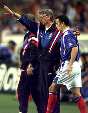 Campe車n del mundo con Francia en el Mundial 98 celebrado en Francia. Jacquet fue un centrocampista defensivo que jug車 en el Saint-Etienne y en el Olympique de Lyon y fue internacional con Francia. Pas車 de jugador a entrenador directamente en el Olympique de Lyon ante la renuncia del entrenador. Del Lyon pas車 al Girondis de Burdeos ganando la liga, la copa y la supercopa de Francia, tras pasar por el Montpellier y el Nancy acab車 dirigiendo la selecci車n de Francia ganando el primer mundial para su pa赤s en 1998.
