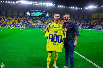 Cristiano recibe, de la mano de Fernando Hierro, una camiseta conmemorativa por sus 900 goles como profesional.