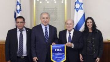 Imagen cedida por prensa del Gobierno de Israel del primer ministro de Israel, Benjamin Netanyahu, junto al presidente de la FIFA Joseph S. Blatter 