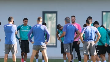 Los jugadores, junto a Pellegrini.