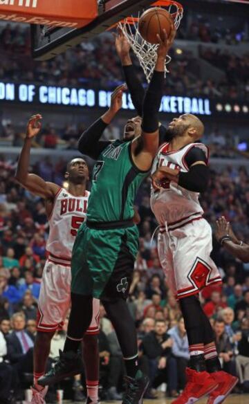 Jared Sullinger inetanta encestar ante Bobby Portis y Taj Gibson.