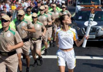 La modelo y actriz brasileña Alessandra Ambrosio no deja indiferente a nadie durante su relevo de la antorcha olímpica para los juegos Olímpicos de Río 2016.