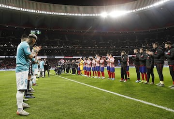 El ex jugador ha recibido en el Wanda Metropolitano un emotivo y merecido homenaje del Atleti, al que se ha sumado el Osasuna, equipo en el que también jugó. En la foto, los equipos hacen pasillo a Juanfran. 