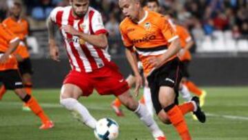 El Almería arregla en 2' sus regalos del primer tiempo