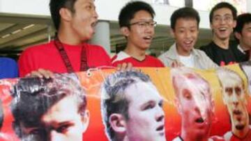 LOS �RED DEVILS� <b>HAN TOMADO ASIA. </b>El Manchester United es uno de los equipos más seguidos por los asiáticos, como se puede comprobar en la foto de arriba, en la que una peña del equipo inglés recibe a sus héroes en Hong Kong. En el continente amarillo hay auténtica pasión por la Premier, y también por equipos grandes de otras Ligas, como Madrid y Milán.