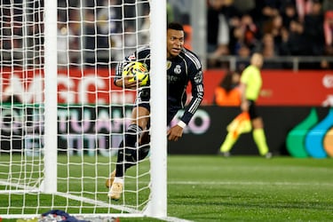 음바페는 골문 약속을 놓치지 않았다. 가자니가의 뻗기 바로 너머 왼쪽에서 프랑스 스타가 강력한 슛을 날렸습니다. 프랑스인은 전반전에 허용되지 않은 골을 넣은 후 수정했습니다.