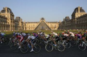 El pelotón a su paso por el Louvre.