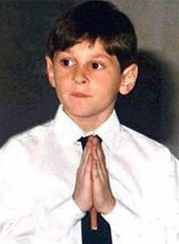 Una foto más de la infancia del “10” argentino, con camisa blanca y corbata negra.