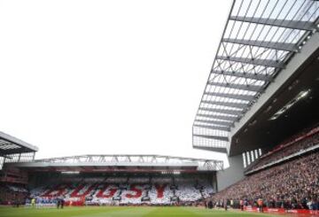 Britain Soccer Football - Liverpool v Everton - Premier League - Anfield - 1/4/17 General view during a minutes applause in memory of former Liverpool coach Ronnie Moran before the match