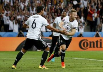 Los jugadores de Alemania celebrando el gol 1-0 de Shkodran Mustafi