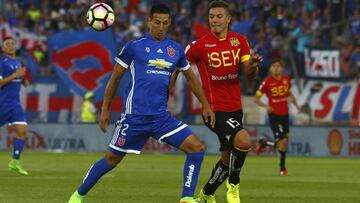 Futbol, Universidad de Chile vs Union Espa&Atilde;&plusmn;ola
 S&Atilde;&copy;ptima fecha, campeonato de Clausura 2016/17
 El jugador de Union Espa&Atilde;&plusmn;ola  Felipe Seymour izquierda derecha centro, disputa el balon con Christian Vilches Univers