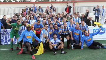 Los jugadores del Villarrubia celebran la clasificación para la siguiente ronda.
